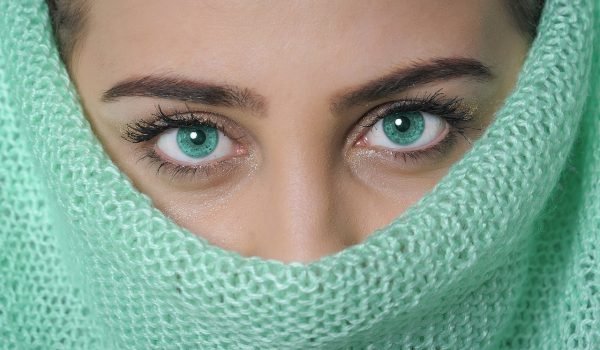 ¿Los ojos claros son más delicados?